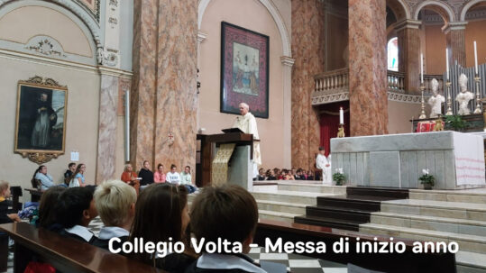 Monsignor Gianni Cesena parla agli alunni del Collegio Volta di Lecco
