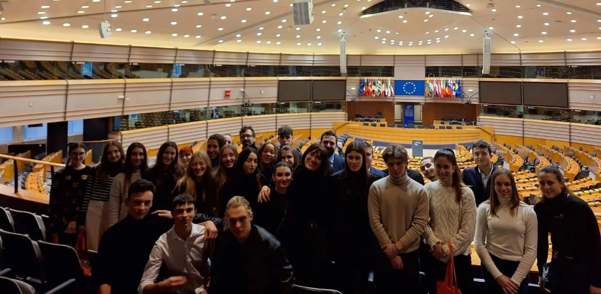 Gruppo di ragazzi e ragazze del Liceo Volta in visita al Parlamento Europeo di Bruxelles